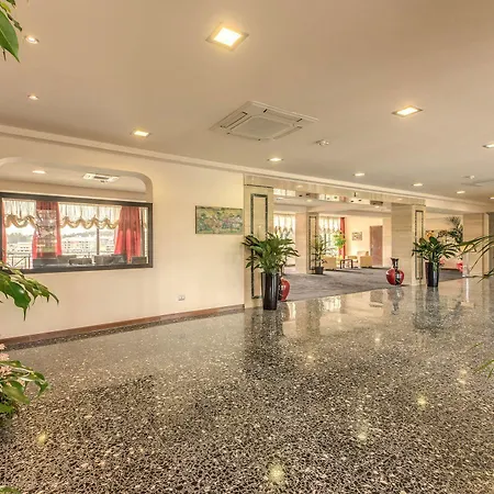 Regal Park فندق